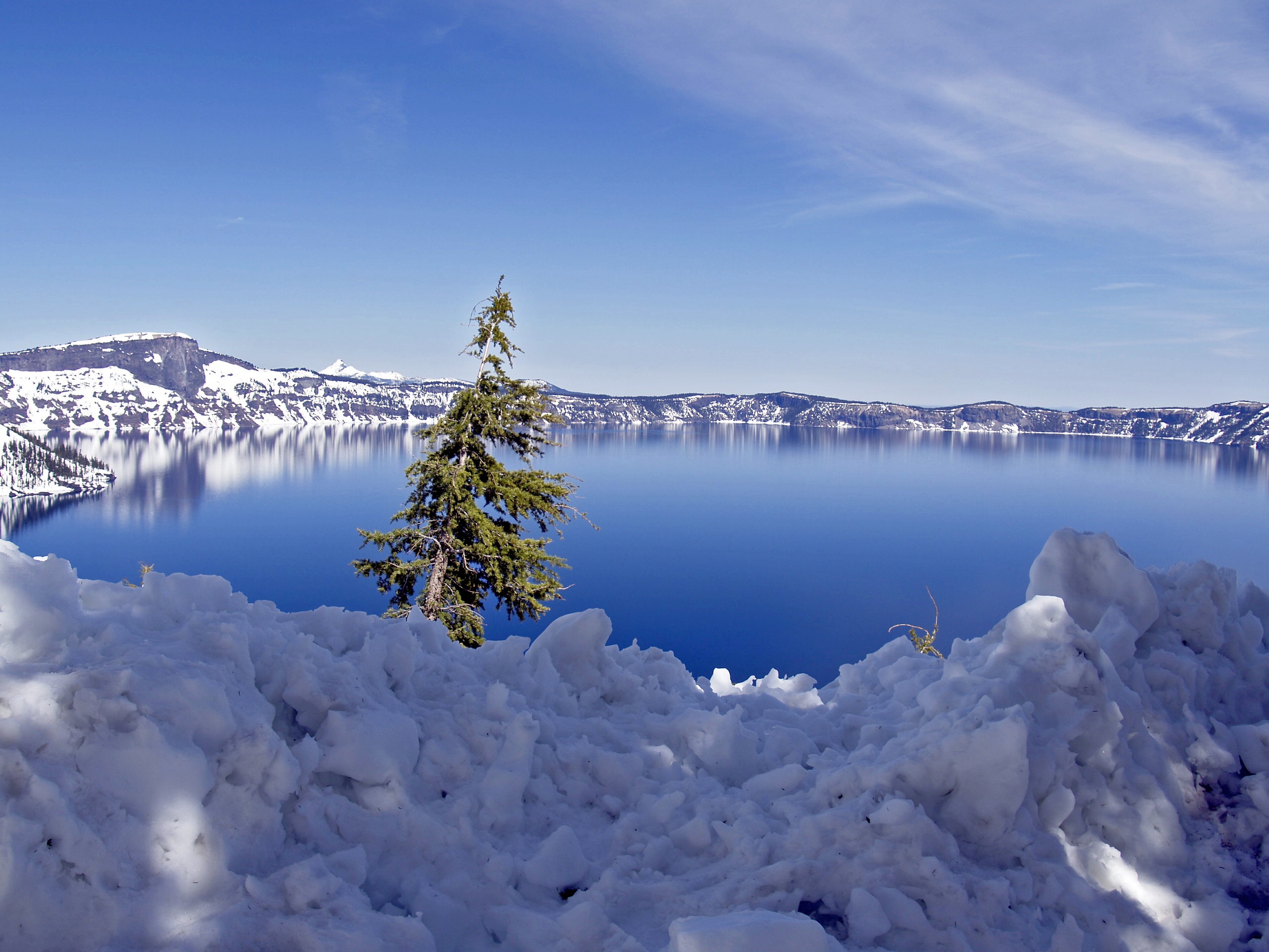 Amazing Landscape of crater lake in Oregon free image download