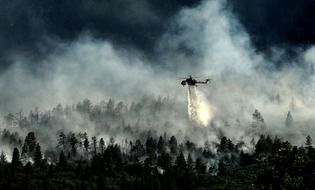 helicopter extinguishes forest fire in colorado