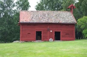 red barn near green trees
