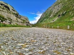 the road between the mountains