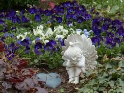 angel with flowers on the grave