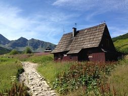 Highlander's cabin near the mountains