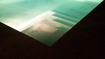 steps to the pool