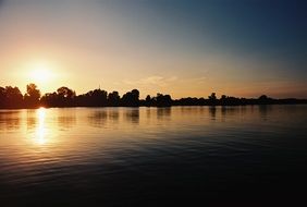 sun lake mirroring