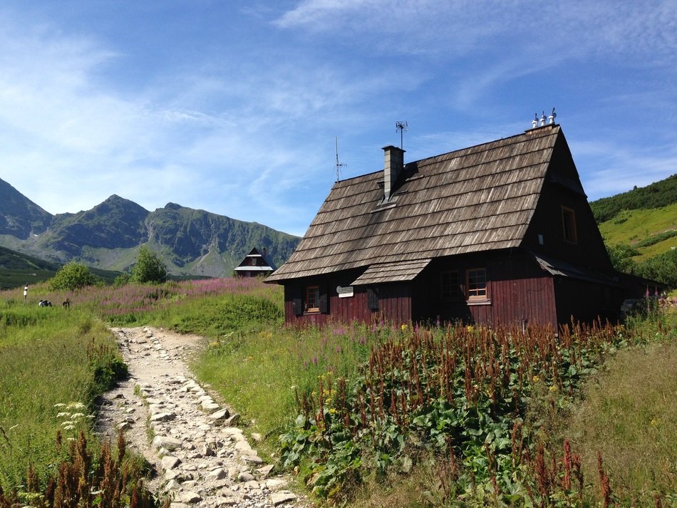Highlander's cabin near the mountains