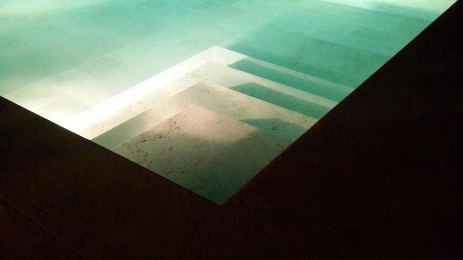 steps to the pool