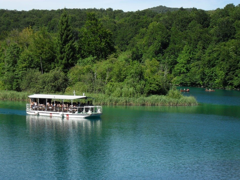 Pleasure craft on the Plitvice Lakes