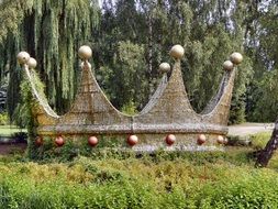 Big crown in the park