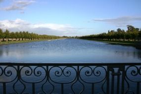 hampton court lake