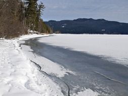 Coast of Lake canim winter