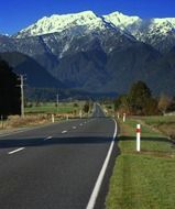 Road against the backdrop of the mountains in New Zealand