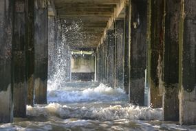 waves under pier&#039;s pillars
