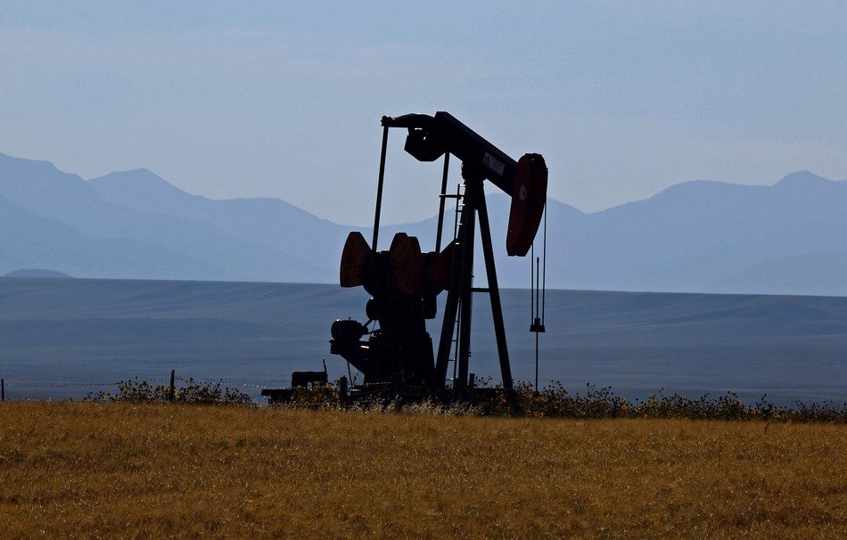 Oil pump on the field