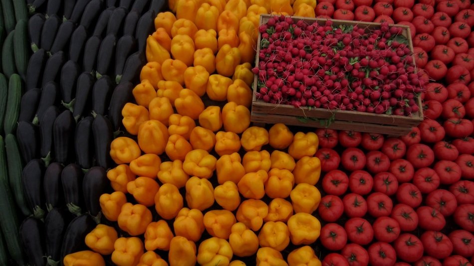 healthy vegetables split by colours
