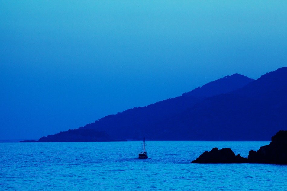 Picture of the mountains and ocean at dusk