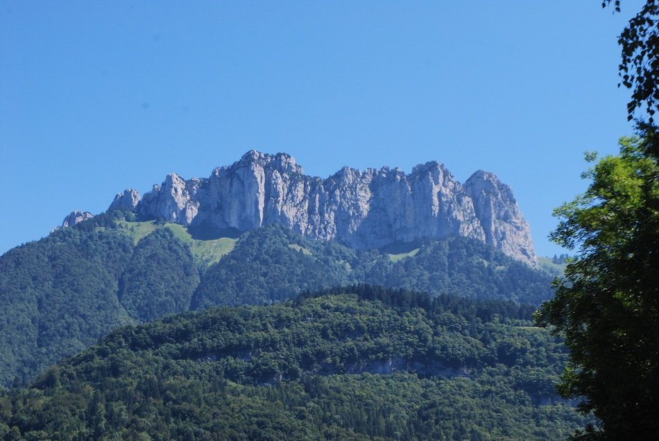 Lake Annecy at the foot of the mountain