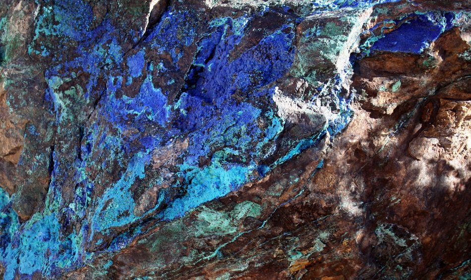 Picture of malachite stones on a rock