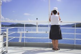 woman in hat on the sea