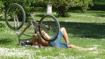 rest of a cyclist in the park