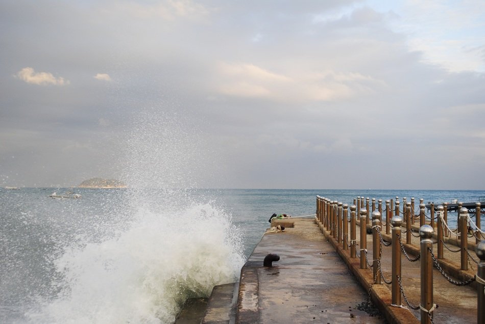Big waves near the dock