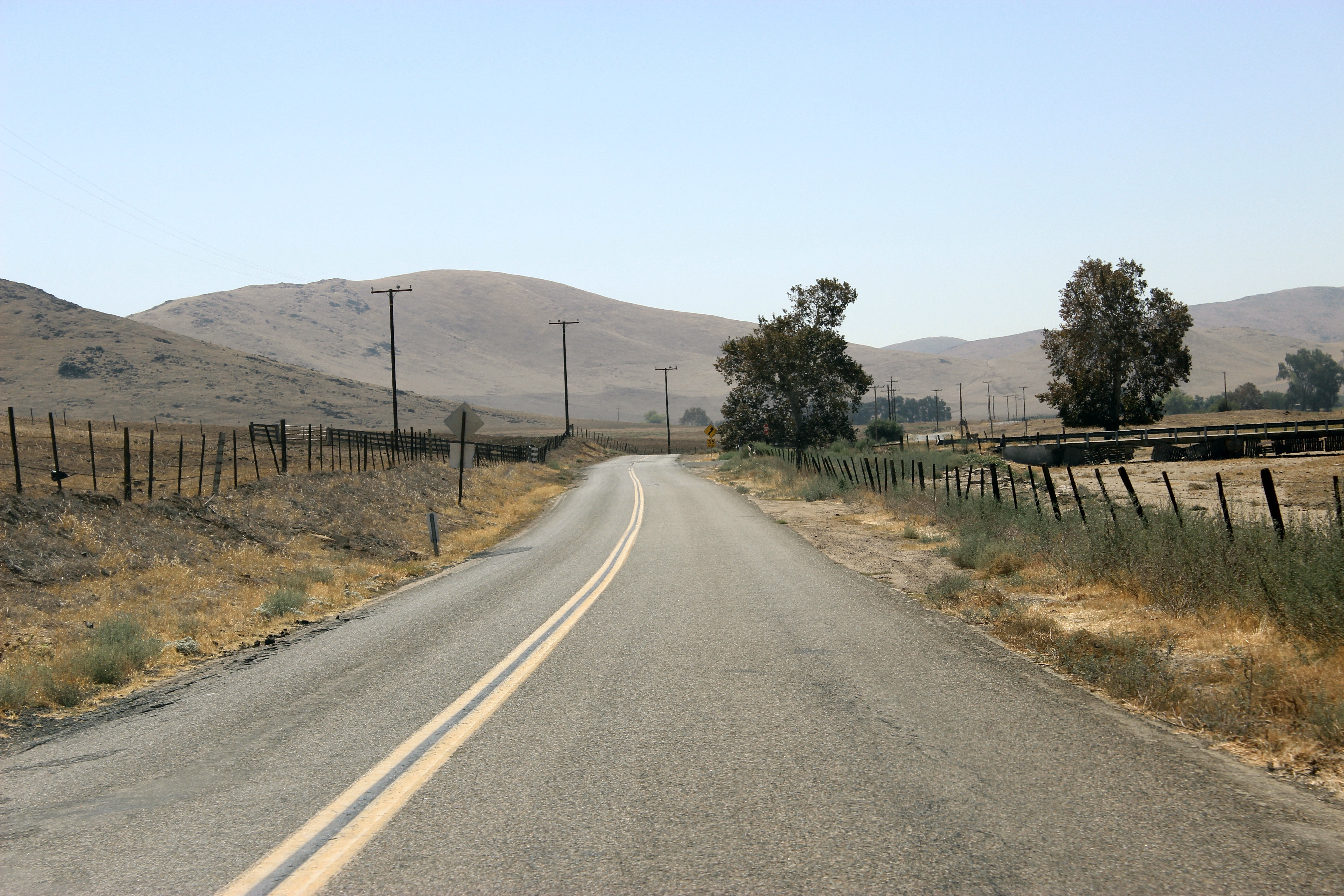 Country back. Дорога в пустыне. Тропинка в пустыне. Back Roads (2018). Dirt Road USA.