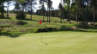 red flag on the golf course