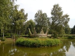 sculpture of the crown in the park