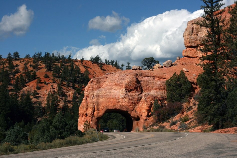 road to bryce canyon in arizona