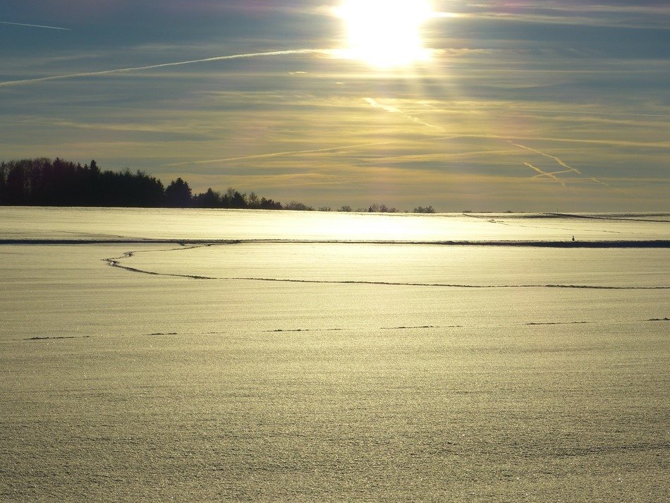 reflected rays of the sun on the snow