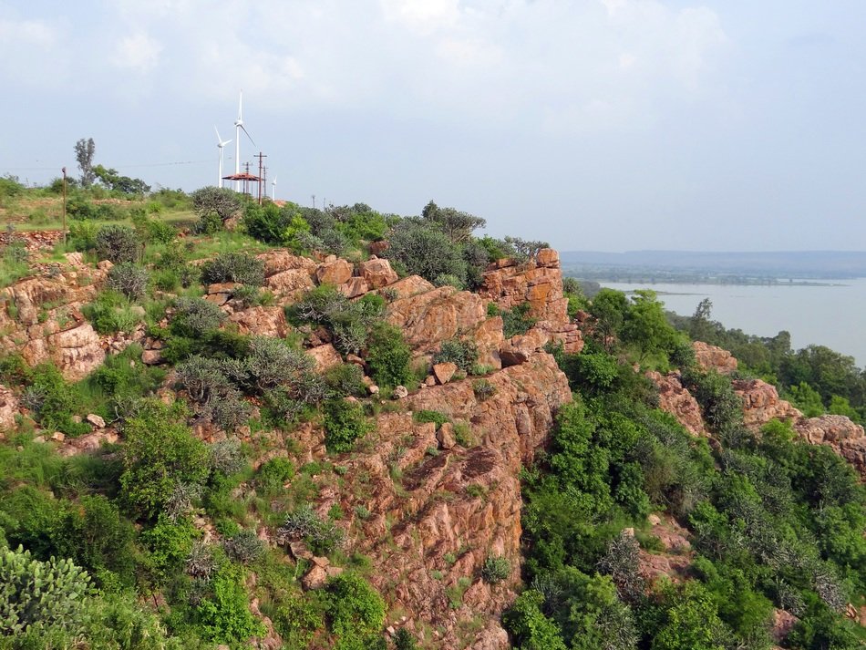Lake Renuka Sagar near the mountains