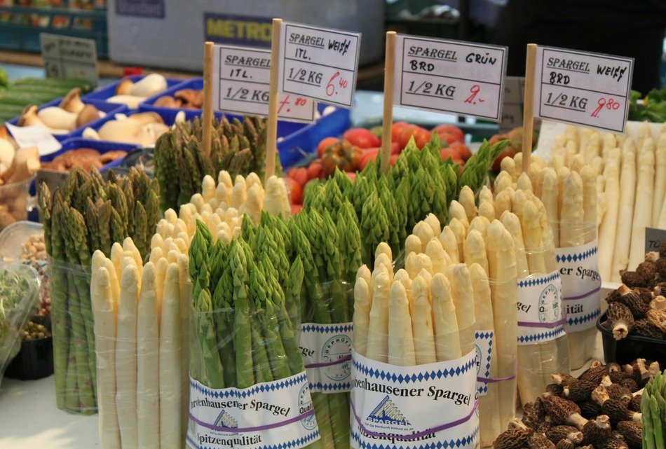 green and white asparagus on the shop counter