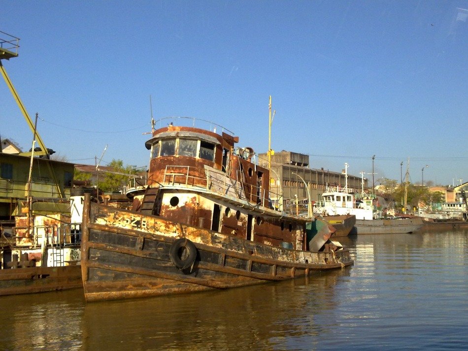 rusty ship on the Paraná River