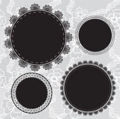 Set of round lacy doilies