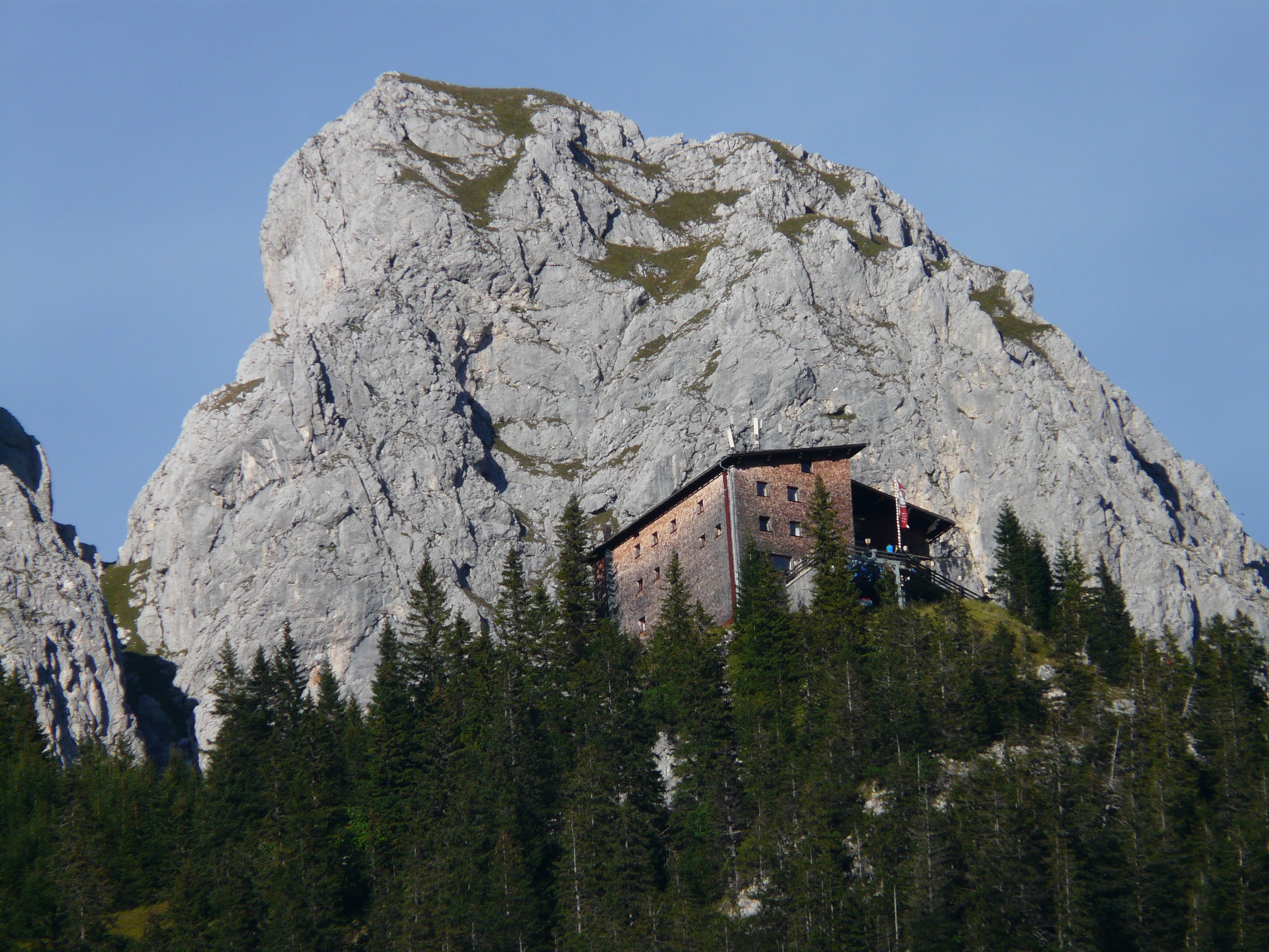 Гора хат. Горная Хижина. Высокогорная Хижина Алибек. Горная гостиница cuboidal Mountain Hut. Alps Hut.