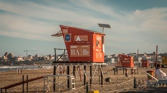 observation towers on a sandy beach in Gurdavidas