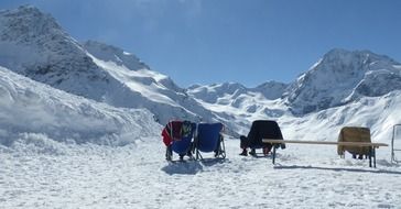 Pictures of outdoor chairs and tables in Sulden