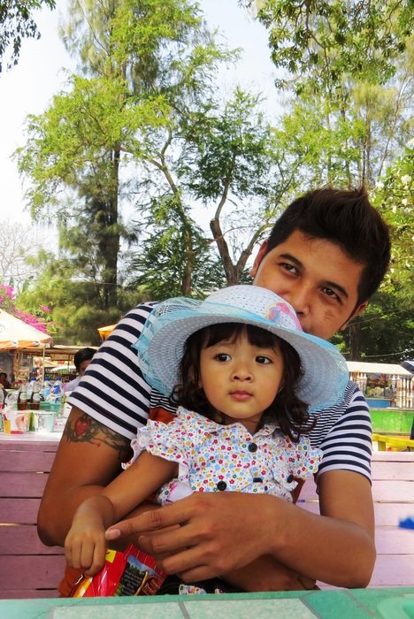 cute photo of dad and daughter in panama