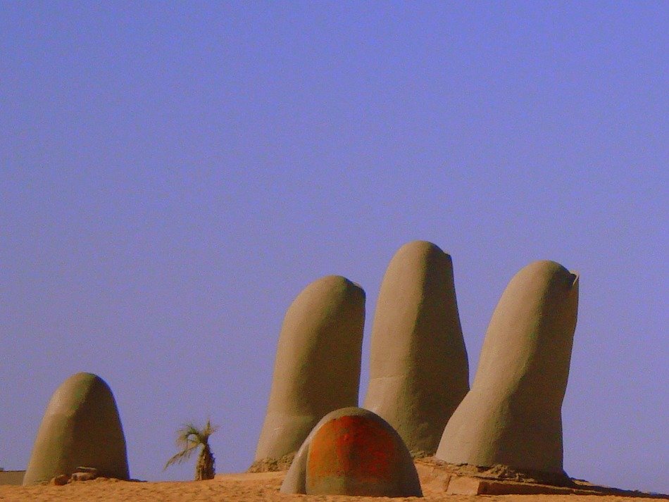 monument in the form of fingers in Punta del Este