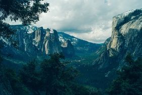 scenic rocks in the yosemite national park