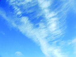 thin clouds in the blue sky