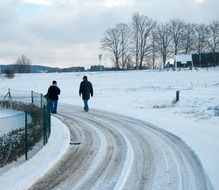 people go along the fence in the winter