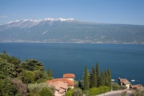 mountains behind a lake in italy