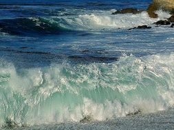 photo of high ocean waves