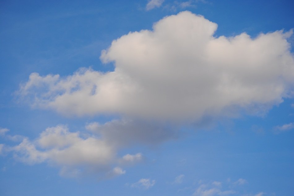 picture of white fluffy cloud in the blue sky