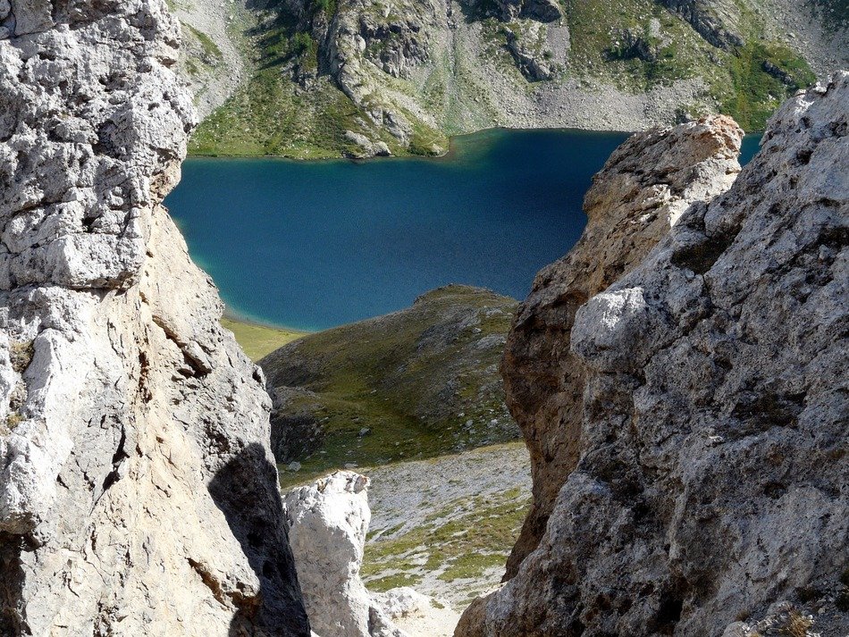 lake behind rocky mountain