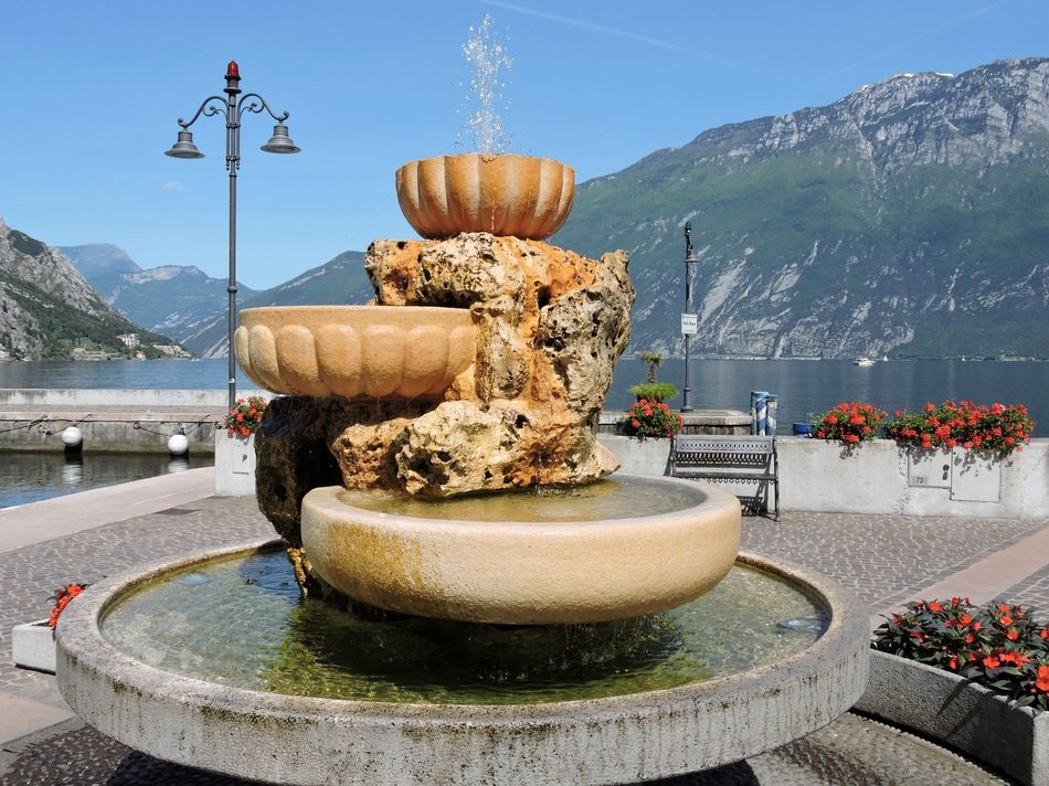 fountain on the lake garda