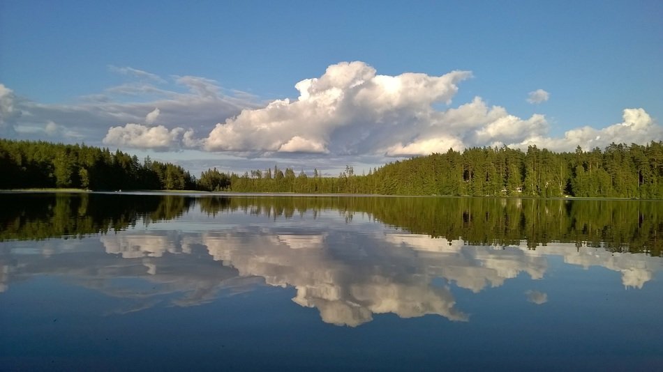 reflection of the cloudy sky in the waters of the lake