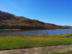 trail along the lake