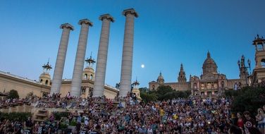 plaza espaÃ±a in barcelona crowded scene