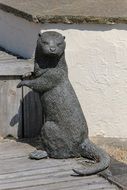 statue of an otter